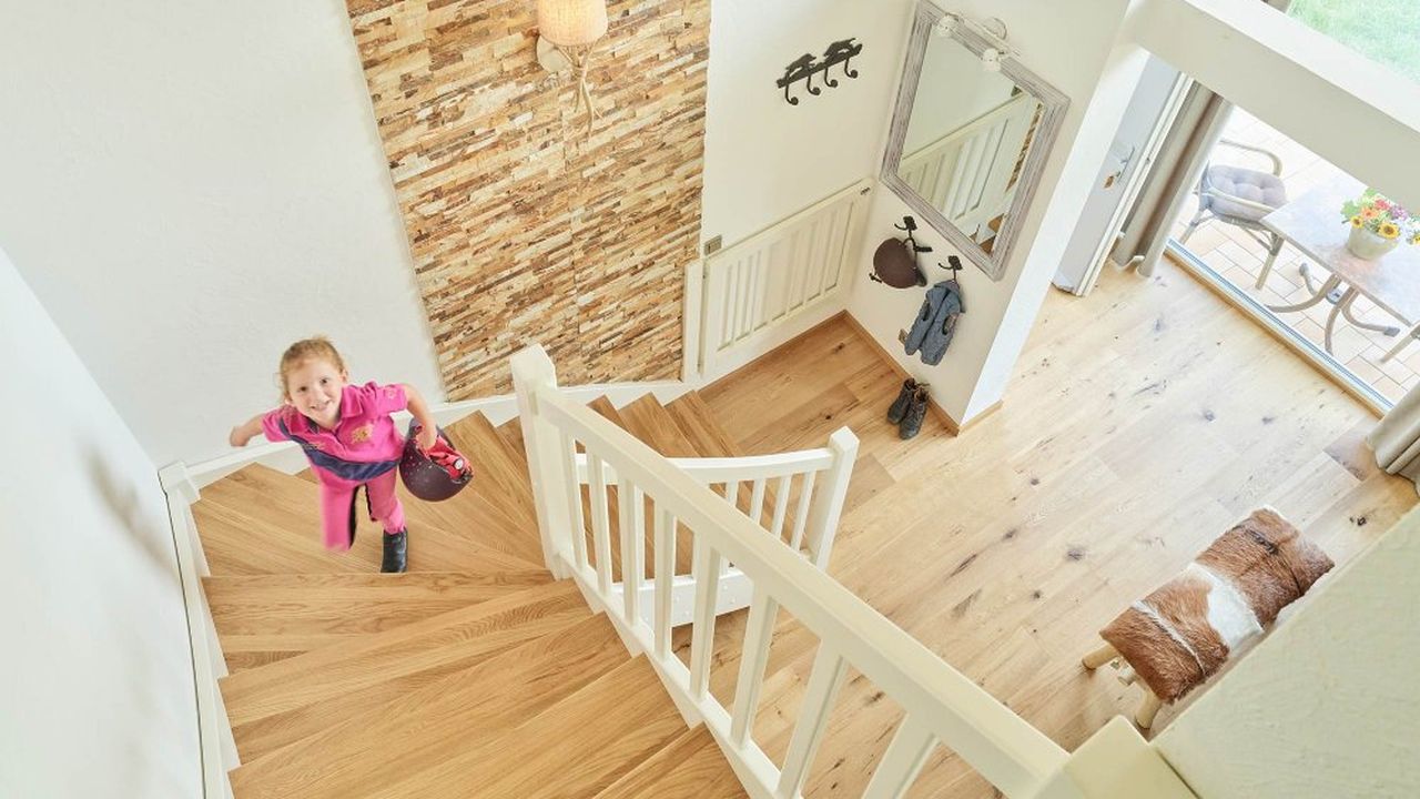 Rheinblick-Chalet: Aufgang ins Obergeschoss Rheinblick-Chalet: Aufgang ins Obergeschoss
